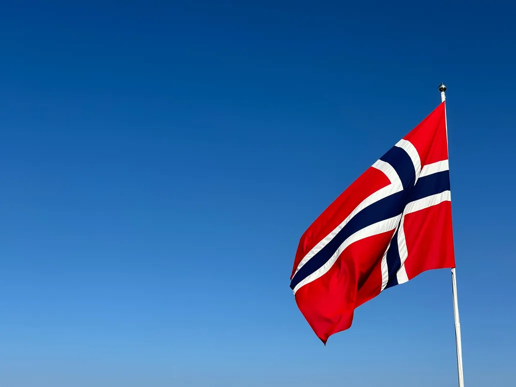 Det norske flagget mot en klar himmel