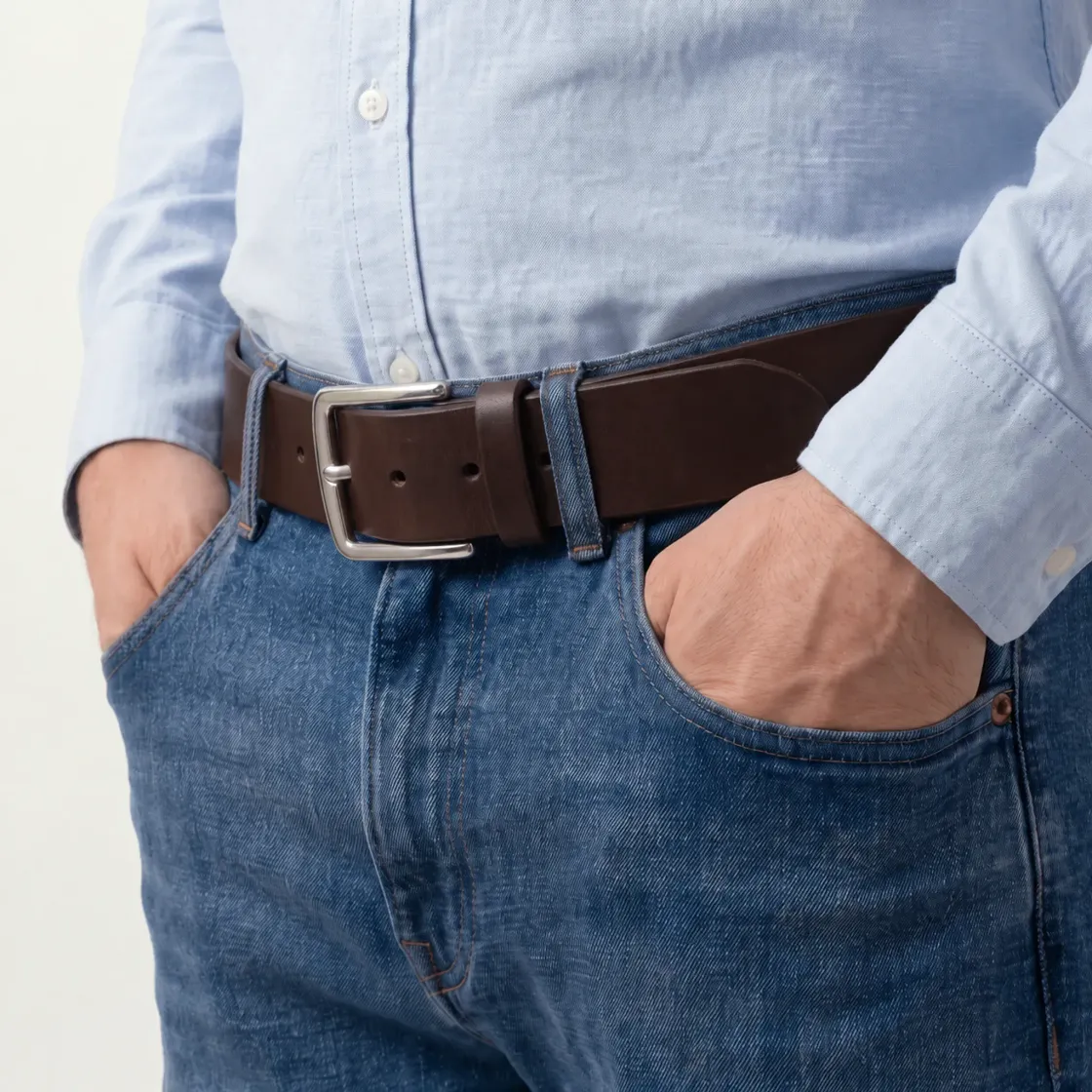 Bredt mørkebrunt skinnbelte i 40 mm brukt med blå jeans